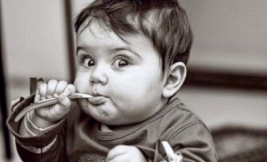 Care sunt alimentele care pateaza dintii copilului?