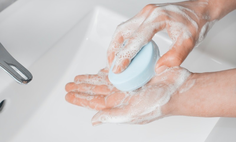 Sapun, gel sau servetele: cum sa iti speli corect mainile?